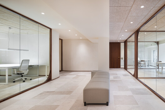 Reforma integral oficinas Colegio Oficial de Médicos de Valladolid / estudio COLOMA - Fotografía interior, Sillas, Vidrio