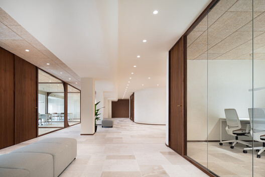 Reforma integral oficinas Colegio Oficial de Médicos de Valladolid / estudio COLOMA - Fotografía interior, Vidrio, Sillas