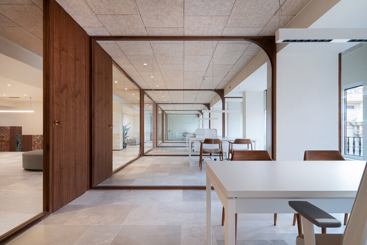 Oficina de Reforma Integral Facultad de Medicina Oficial Valadolid/Investigación Koloma - Fotografía interior, madera, vidrio