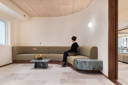 Reforma integral oficinas Colegio Oficial de Médicos de Valladolid / estudio COLOMA - Fotografía interior, Iluminación