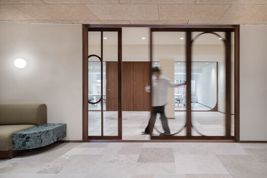 Reforma integral oficinas Colegio Oficial de Médicos de Valladolid / estudio COLOMA - Fotografía interior, Dormitorio, Madera, Puerta, Vidrio