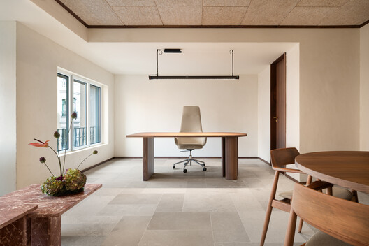 Reforma integral oficinas Colegio Oficial de Médicos de Valladolid / estudio COLOMA - Fotografía interior, Madera, Mesas, Iluminación, Sillas