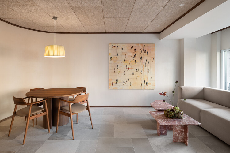 Valadolid oficial/Investigación Coloma Doctor College - Fotografía interior, madera, iluminación, mesas, sillas