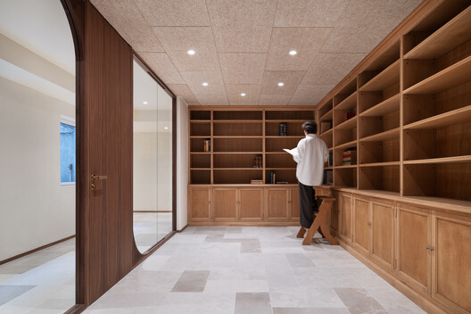 Reforma integral oficinas Colegio Oficial de Médicos de Valladolid / estudio COLOMA - Fotografía interior, Armarios, Madera, Estanterías