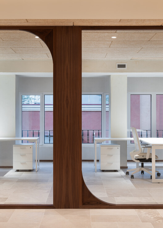 Reforma integral oficinas Colegio Oficial de Médicos de Valladolid / estudio COLOMA - Fotografía interior, Madera, Vidrio
