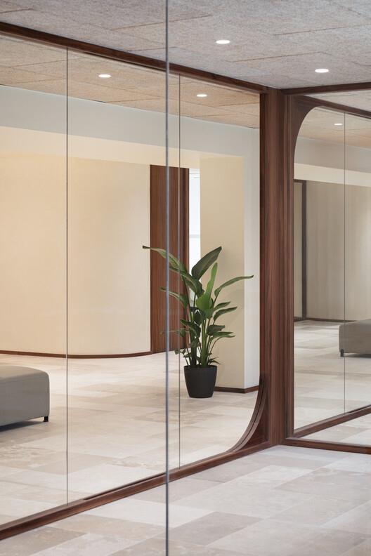 Reforma integral oficinas Colegio Oficial de Médicos de Valladolid / estudio COLOMA - Fotografía interior, Vidrio, Puerta