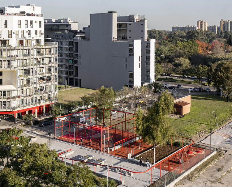 Plaza Barrio Olímpico  / Región Austral  - Fotografía exterior, Comunidad, Fachada