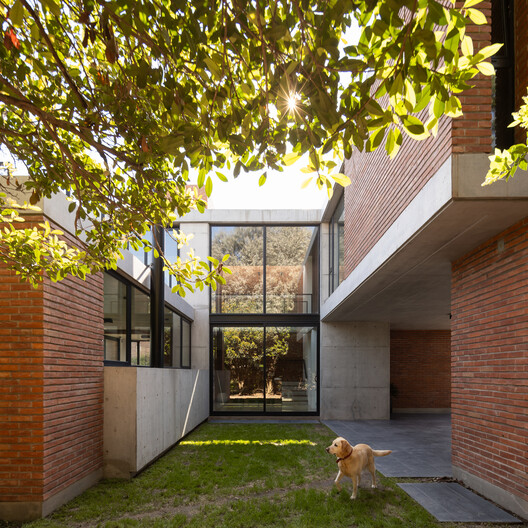 Casa CM / Lateral arquitectos - Fotografía exterior, Ladrillo
