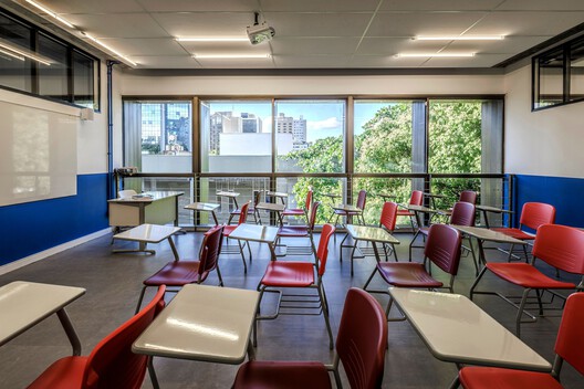 Colégio Magnum Unidade Lourdes / BIRI + Chico Albano - Fotografia de Interiores, Sala de Estar, Iluminação, Cadeira, Mesa, Vidro