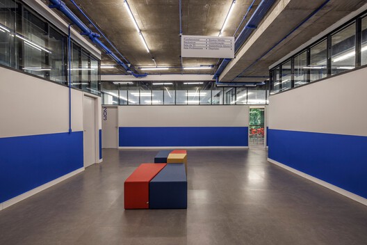 Colégio Magnum Unidade Lourdes / BIRI + Chico Albano - Imagem 13 de 40