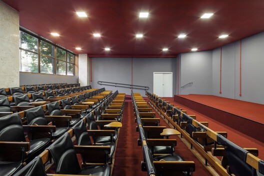 Colégio Magnum Unidade Lourdes / BIRI + Chico Albano - Imagem 22 de 40