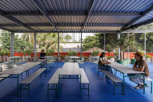 Colégio Magnum Unidade Lourdes / BIRI + Chico Albano - Fotografia de Interiores, Cadeira