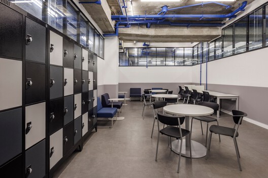 Colégio Magnum Unidade Lourdes / BIRI + Chico Albano - Fotografia de Interiores, Iluminação, Vidro, Aço