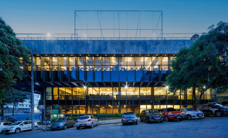 Colégio Magnum Unidade Lourdes / BIRI + Chico Albano - Fotografia de Exterior