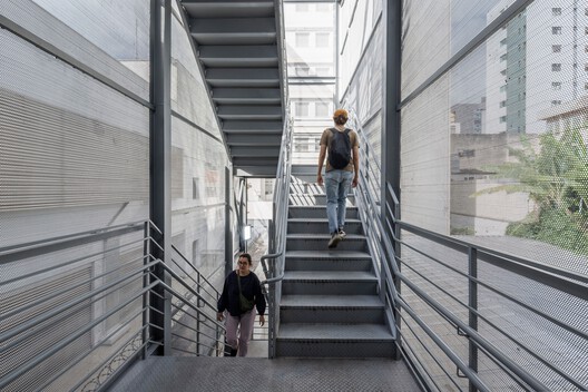 Colégio Magnum Unidade Lourdes / BIRI + Chico Albano - Fotografia de Interiores, Escada, Vidro, Corrimão