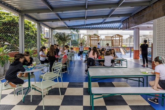 Colégio Magnum Unidade Lourdes / BIRI + Chico Albano - Fotografia de Interiores, Cadeira