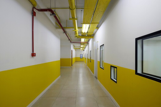 Colégio Magnum Unidade Lourdes / BIRI + Chico Albano - Imagem 24 de 40