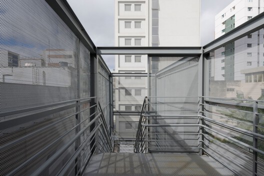 Colégio Magnum Unidade Lourdes / BIRI + Chico Albano - Fotografia de Exterior, Vidro, Balcão, Corrimão, Aço