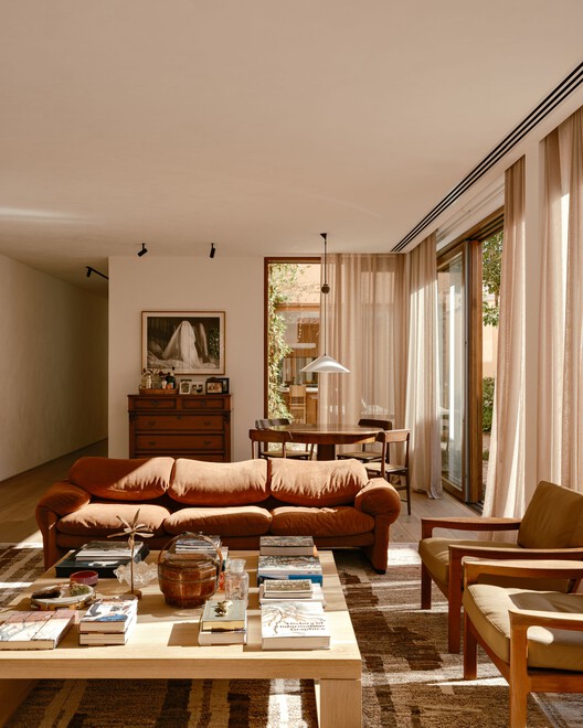 Praça House / Felipe Hess Arquitetos - Interior Photography, Living Room, Sofa, Wood, Table, Lighting, Chair