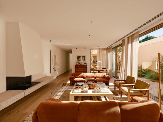 Praça House / Felipe Hess Arquitetos - Interior Photography, Living Room, Sofa, Wood, Table, Chair