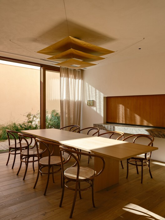 Praça House / Felipe Hess Arquitetos - Interior Photography, Dining room, Wood, Table, Lighting, Chair