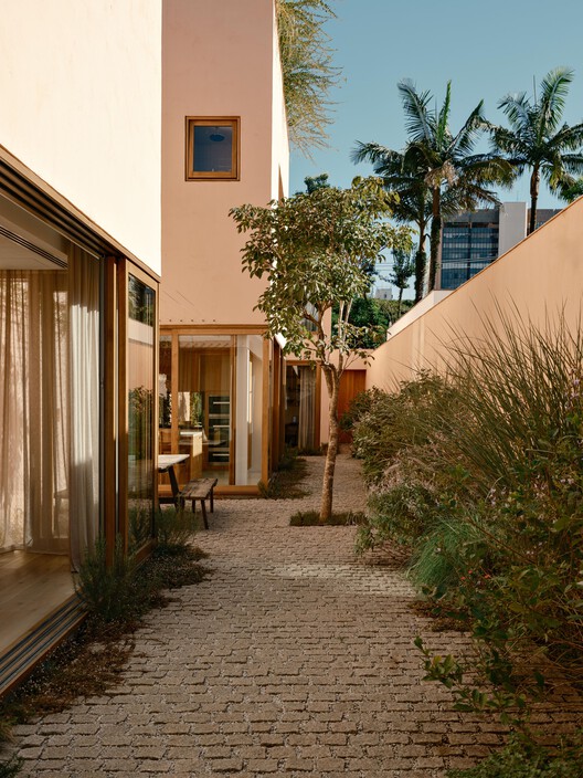 Praça House / Felipe Hess Arquitetos - Exterior Photography, Balcony, Courtyard