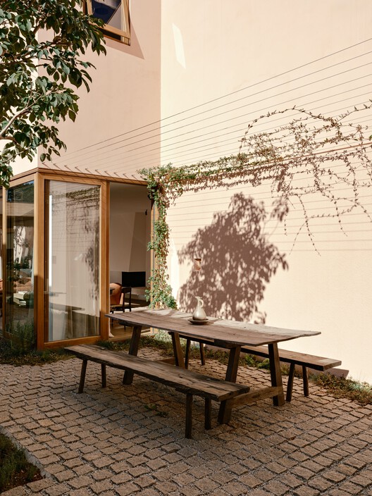 Praça House / Felipe Hess Arquitetos - Interior Photography, Dining room, Wood, Chair, Balcony