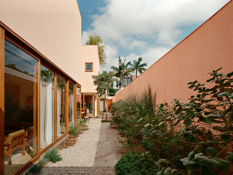 Casa Praça / Felipe Hess Arquitetos - Fotografía exterior, Balcón, Patio interior