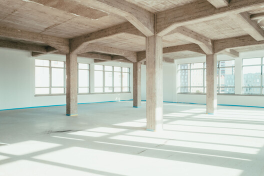 Kellogg's Bremen Hotel / Delugan Meissl Associated Architects - Interior Photography, Glass, Column, Beam, Concrete