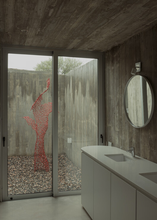 Clausura House / Agustín Lozada - Interior Photography, Bathroom, Concrete