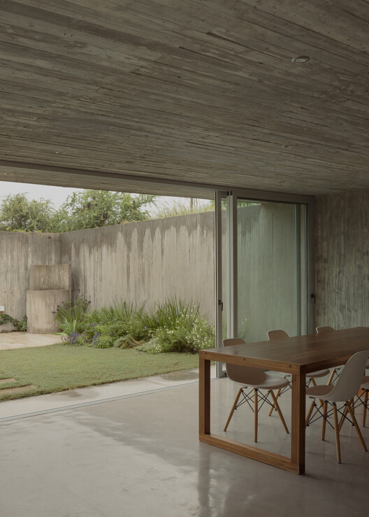 Clausura House / Agustín Lozada - Interior Photography, Dining room, Wood, Concrete