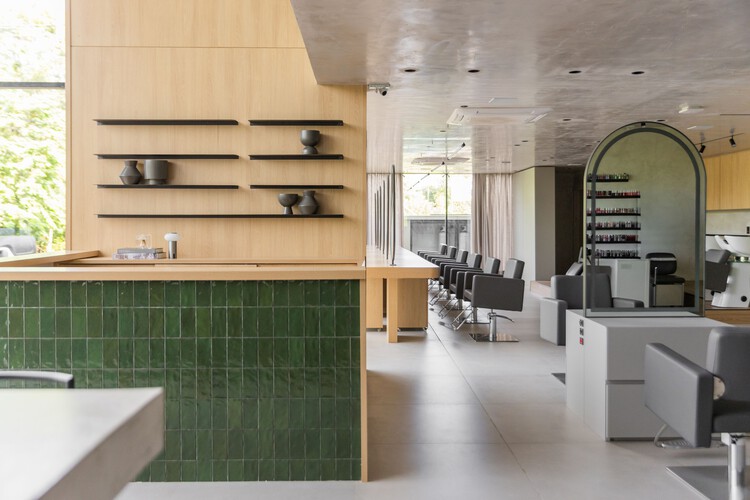 Salão de Beleza Urban-Beauty Lounge / Filles Arquitetura - Fotografia de Interiores, Cozinha, Madeira, Iluminação, Mesa, Cadeira, Vidro, Bancada