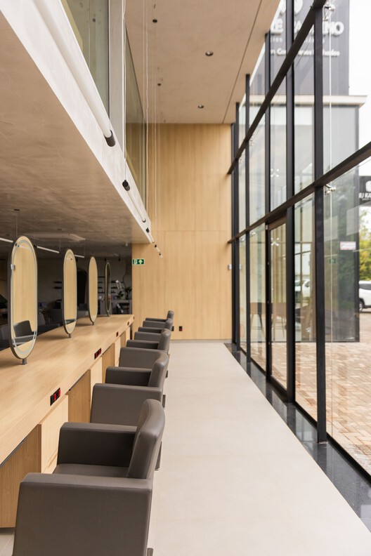 Salão de Beleza Urban-Beauty Lounge / Filles Arquitetura - Fotografia de Interiores, Madeira, Vidro, Cadeira
