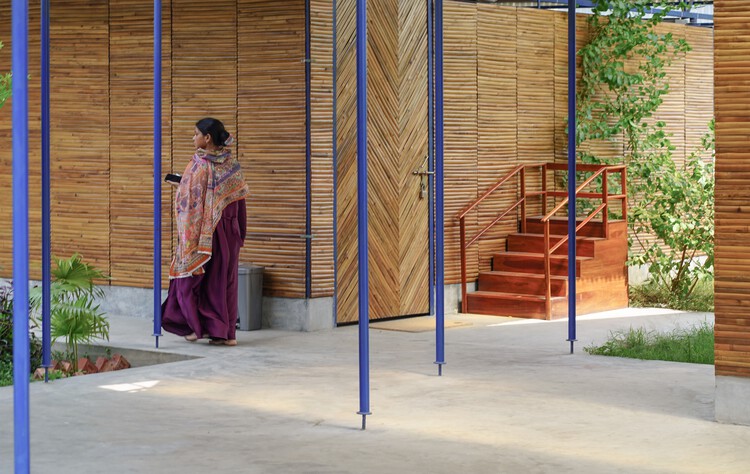 Centro CSF para Pessoas com Deficiência / Rizvi Hassan - Fotografia de Interiores, Escada, Madeira