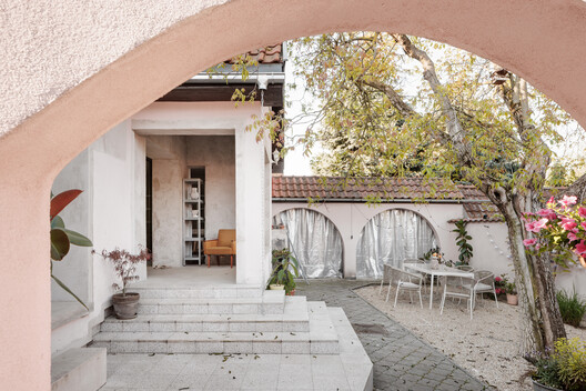 Reconstruction of a Reconstructed House / Kilo / Honc - Interior Photography, Arch, Concrete, Courtyard, Chair, Arcade