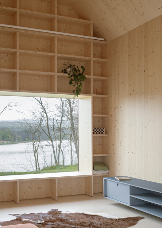 House above the Lake / NOIZ architekti - Interior Photography, Kitchen, Wood, Shelving