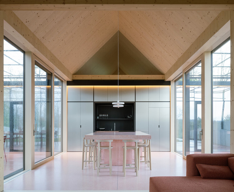 Casa sobre el lago / NOIZ architekti - Fotografía interior, Cocina, Madera, Puerta, Vidrio, Fijación Vigas