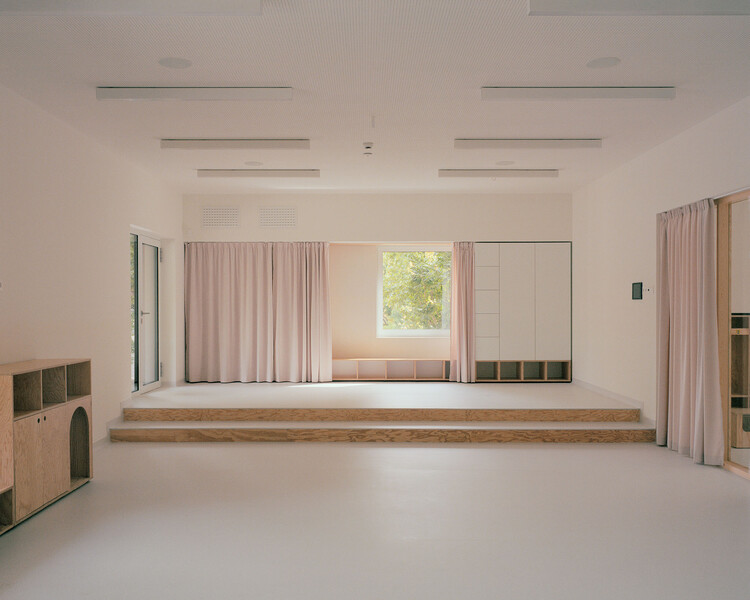 Jardim de Infância Gyöngyszem / Archikon Architects - Fotografia de Interiores, Dormitório, Madeira