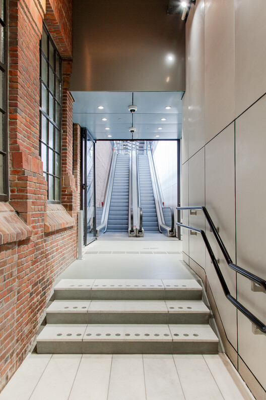 UK Terminal Amsterdam Centraal Station / Superimpose Architecture + architectural studio ZJA - Image 11 of 28