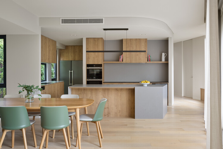 Casa das Ondas / Atlas Architects - Fotografia de Interiores, Madeira, Cozinha, Bancada, Mesa, Cadeira