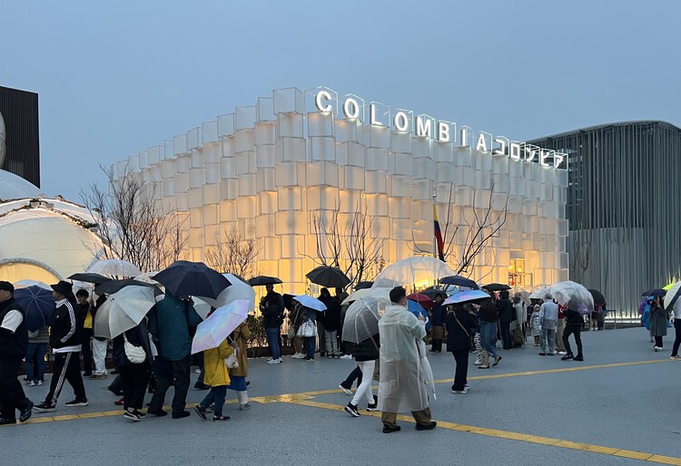El Pabellón de Colombia en la Expo Osaka 2025 presenta un dinámico "cubo de hielo" que juega con la forma y la luz - Imagen 2 de 14