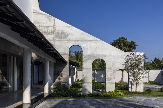 Touch House / MyAn Architects - Exterior Photography, Concrete, Column, Arcade, Courtyard