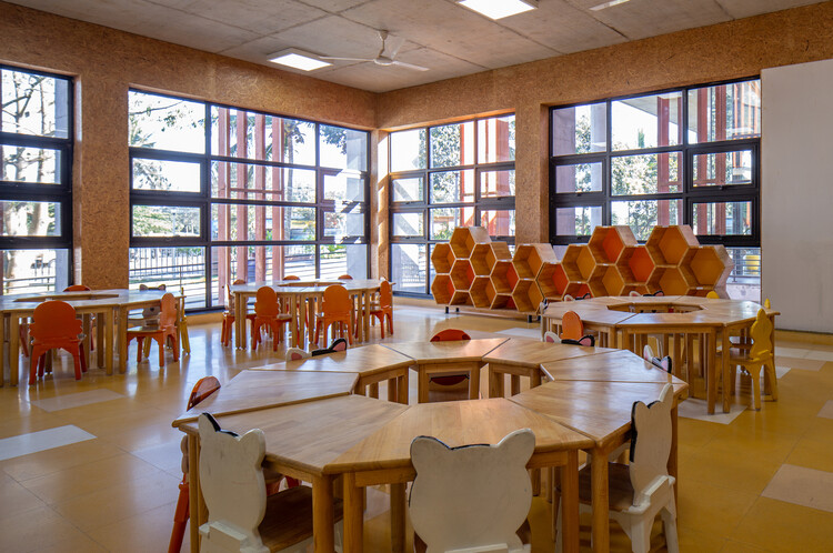 Escuela Euro Banerghatta / Vijay Gupta Architects (VGA)  - Fotografía interior, Comedor, Madera, Sillas