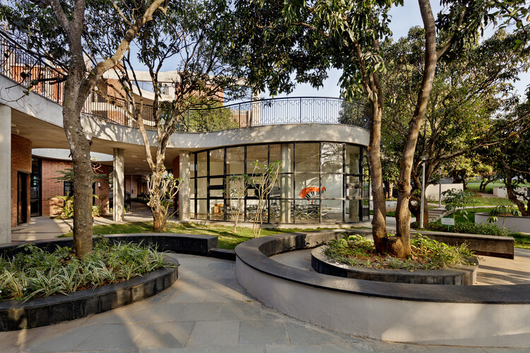 Escuela Euro Banerghatta / Vijay Gupta Architects (VGA)  - Fotografía exterior, Jardín, Patio interior