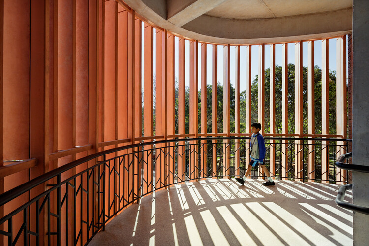 Escuela Euro Banerghatta / Vijay Gupta Architects (VGA)  - Fotografía interior, Madera, Pilares