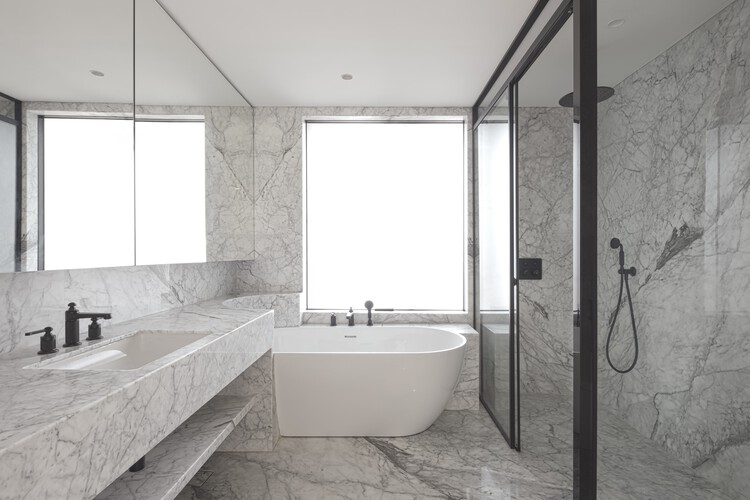 萨特古鲁聚汇大厦 / Nudes - 室内图, 卫生间, 水槽, 浴缸, 台面