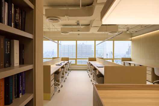 Beyond the Dropped Ceiling: 10 Interior Projects for Making Services and Conduits Part of the Architecture - Image 29 of 40