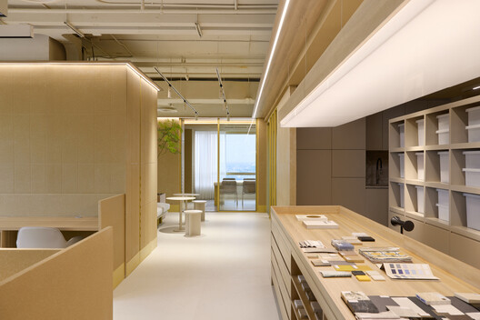 Beyond the Dropped Ceiling: 10 Interior Projects for Making Services and Conduits Part of the Architecture - Image 23 of 40