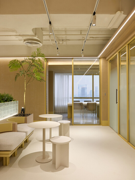 Beyond the Dropped Ceiling: 10 Interior Projects for Making Services and Conduits Part of the Architecture - Image 15 of 40