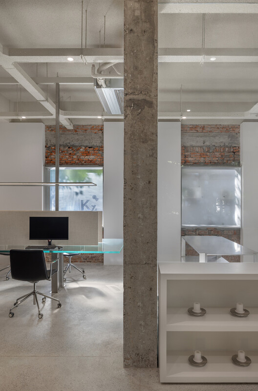 Beyond the Dropped Ceiling: 10 Interior Projects for Making Services and Conduits Part of the Architecture - Image 32 of 40